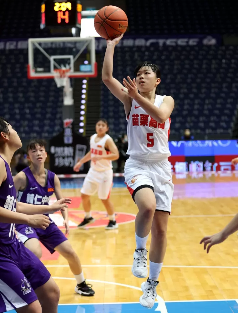 比古寶瑩大2歲的姊姊古寶誼，上季HBL最後披苗商戰袍對輔仁上半場狂飆29分。