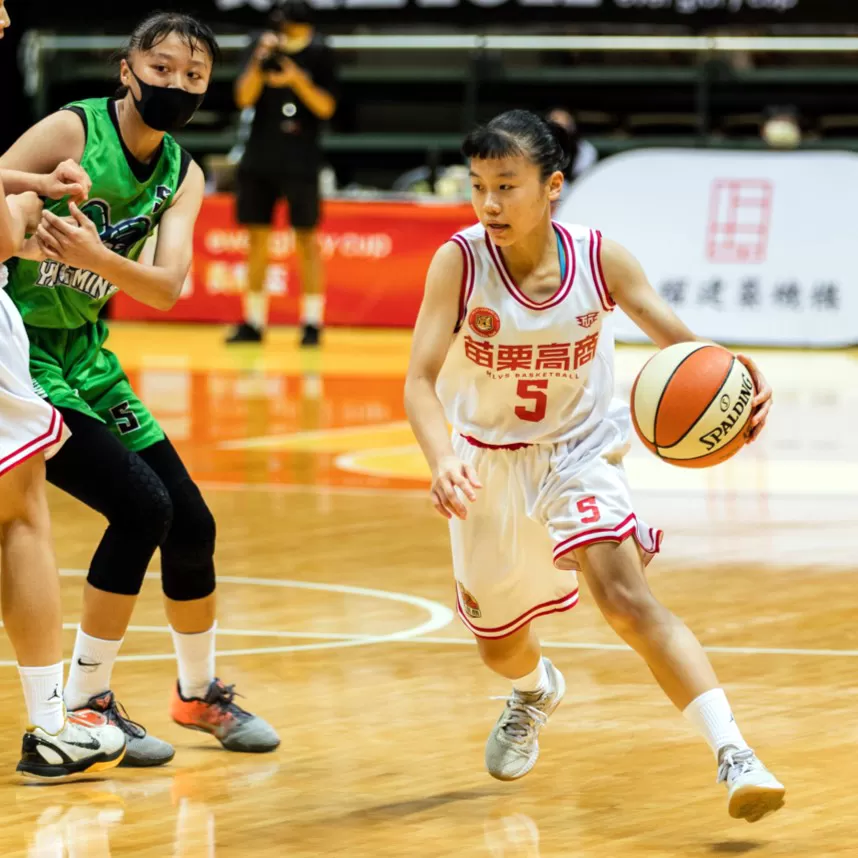 苗商高二主控古寶瑩運球過人。