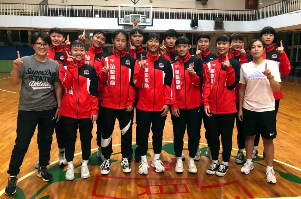 苗商即將出征花蓮資格賽，比出搶「死亡A組」第一直接晉級的手勢。