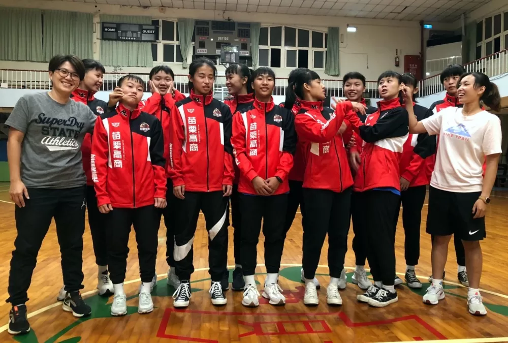 苗商拍照愛搞笑，展現青春活力。