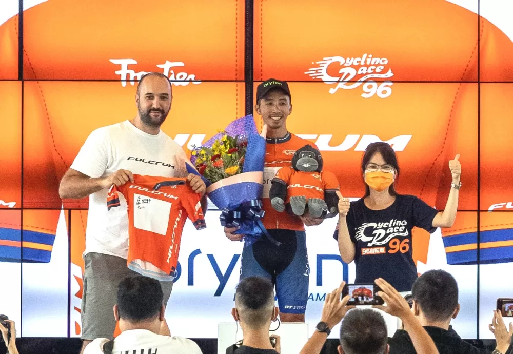 盧紹軒披上冠軍橘衫。大會提供。下同。