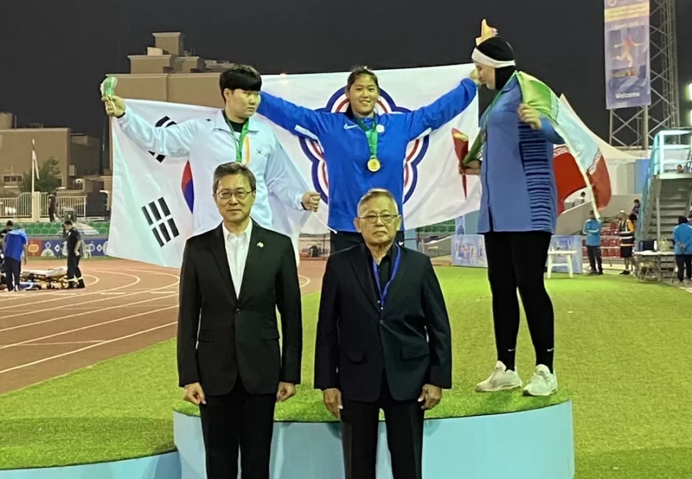 江靜緣奪金，由我駐科威特代表處譚國定代表及亞洲田徑總會第一副主席頒獎。田徑協會提供。