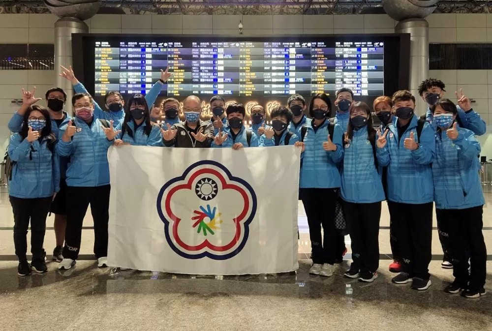 中華民國聽障者體育運動協會秘書長趙玉平(前排左4)，率保齡球代表隊出征吉隆坡。體育署提供。