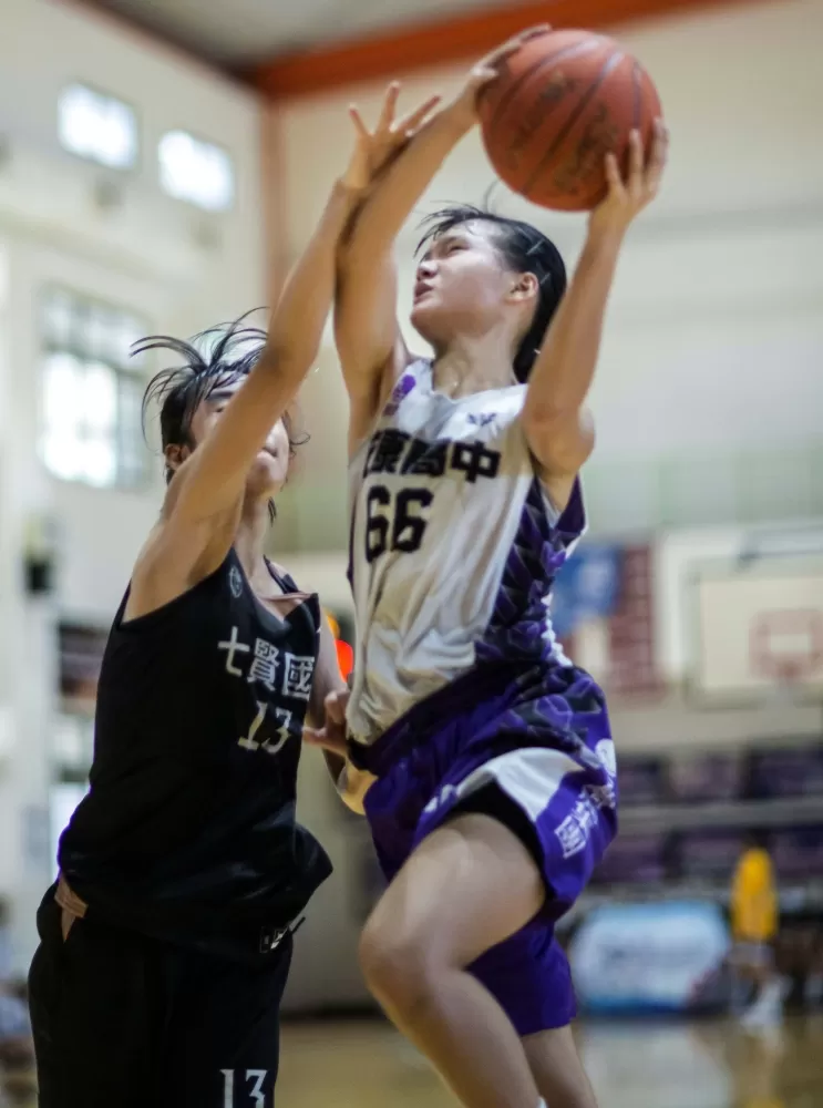 國女組同為180公分潛力股尖鋒對決，安康蘇穎（右）、七賢林芊妤資格賽首日就將硬碰硬 。