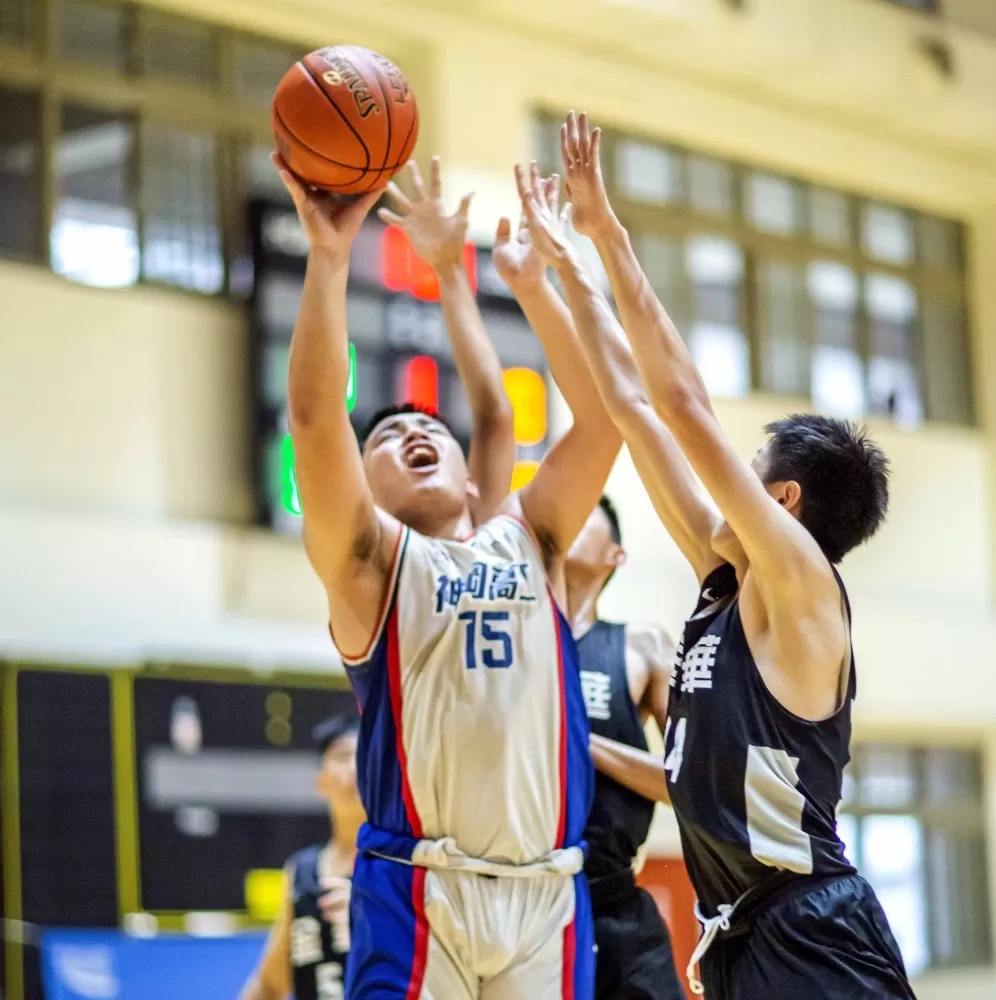 國男組資格賽魔王之一台中神岡國三中鋒『小史魯齊』唐張聖峰籃下強攻。