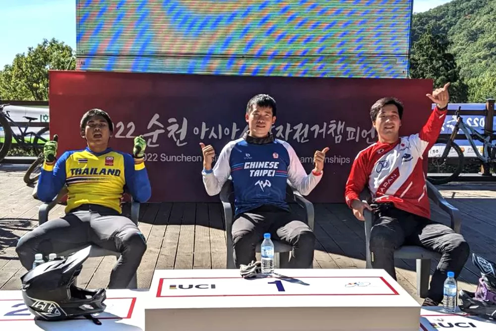 江勝山（中）奪金。