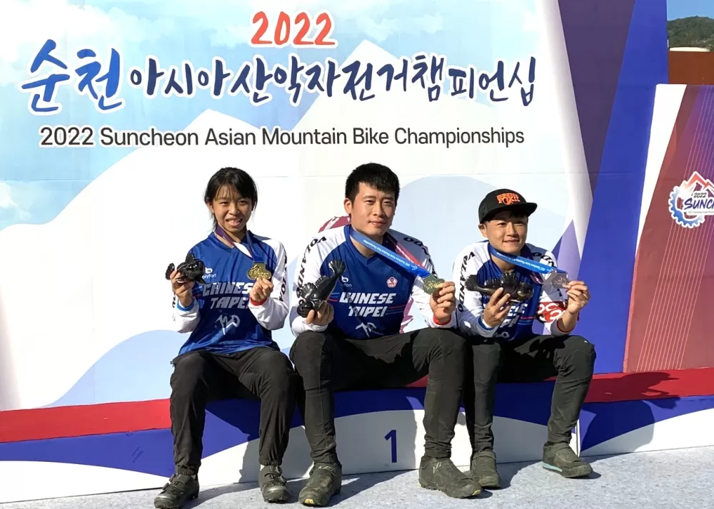 江勝山(中)第三度在亞錦賽奪金,周佩霓(右)得銅,李易珊(左)收國際賽首金。黃合旬提供。下同。