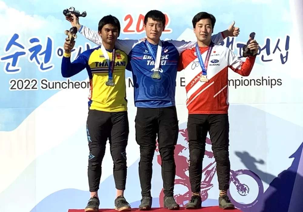 江勝山（中）奪金。