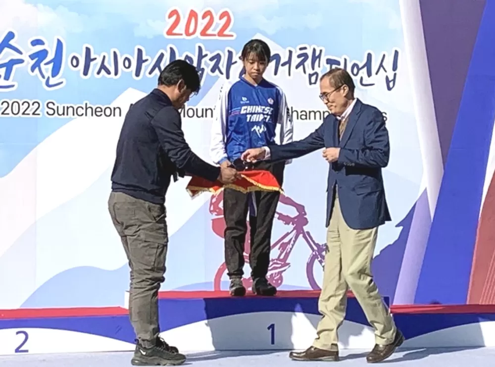 李易珊第一次出國比賽便奪金。頒獎台上只有她一位選手。