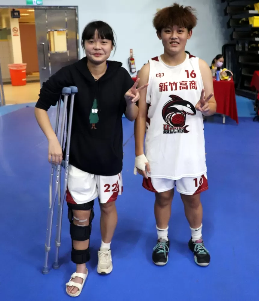 竹商傷兵高二後衛洪欣妤（左）傷腳、高一菜鳥郭柔暄傷手，合扮精神領袖。