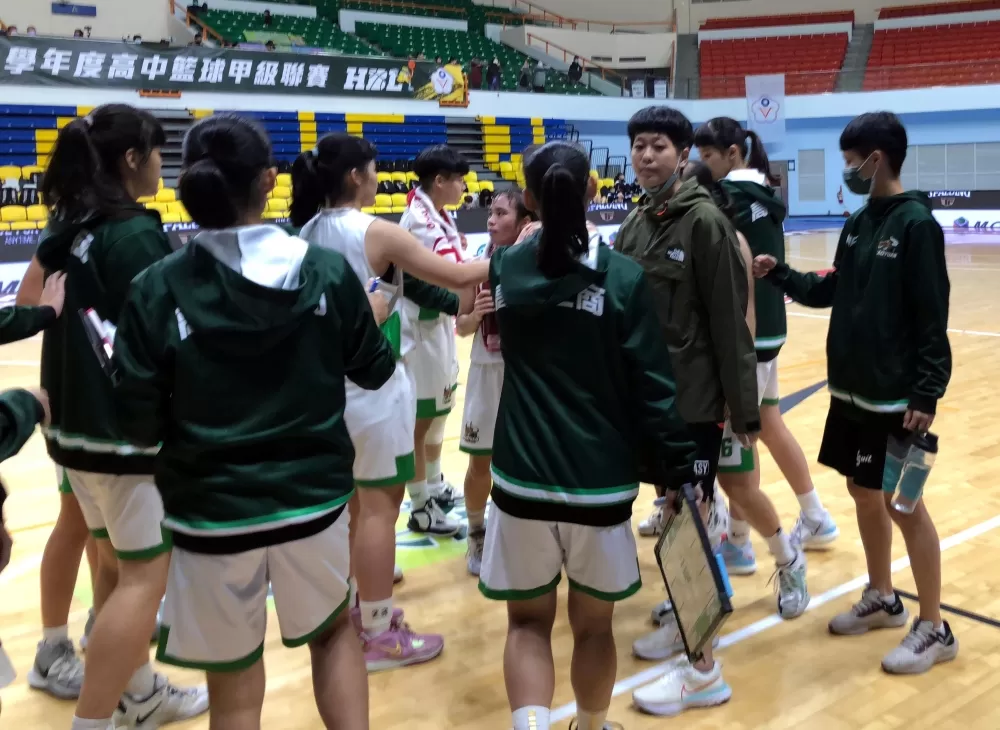 高苑教練翟詣雯面授機宜。