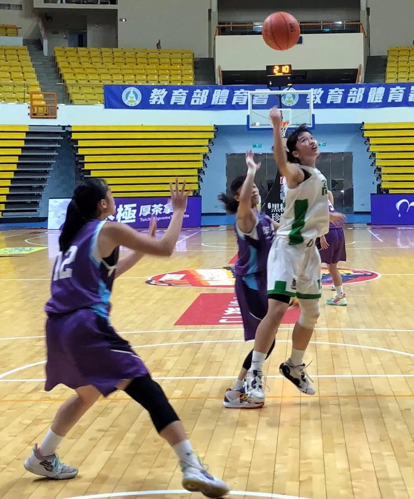 高苑許庭瑜切入挑籃。