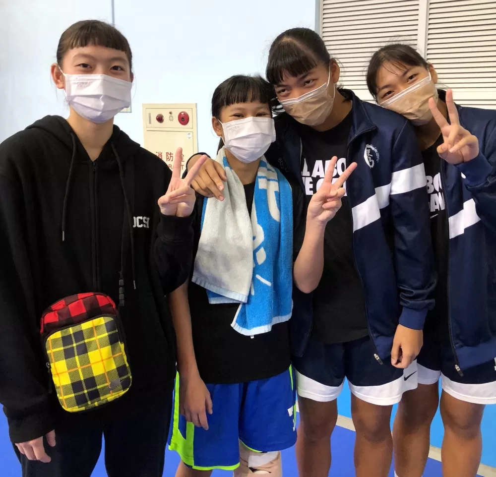 林靖芸(左起)、潘徐媺翾vs.謝家雙胞胎,員山四小福資格賽再戰前先禮後兵。