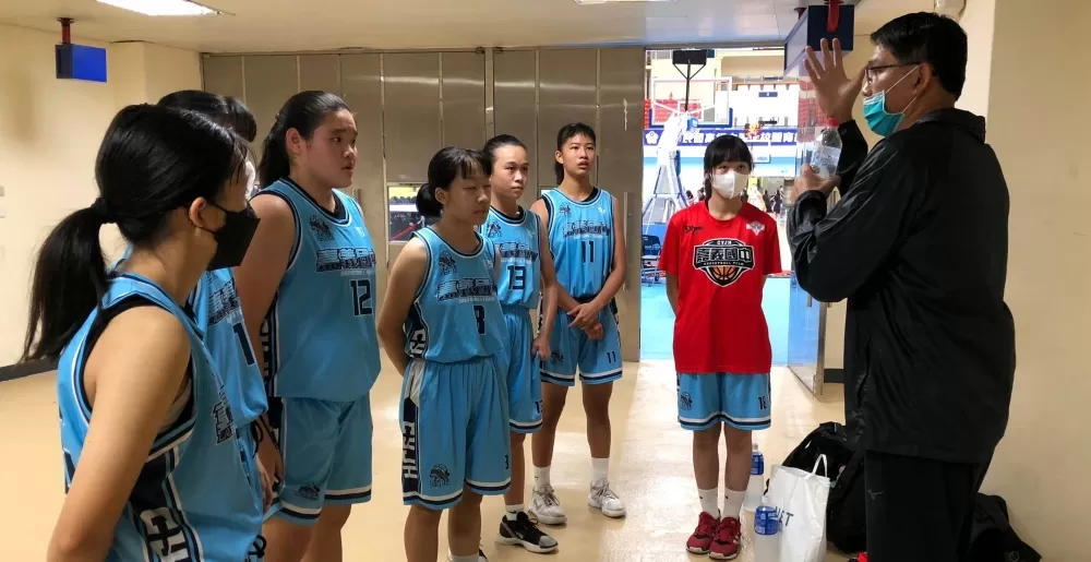 孫嘉億教練賽後跟僅7球員的嘉中女籃「七小福」精神講話。