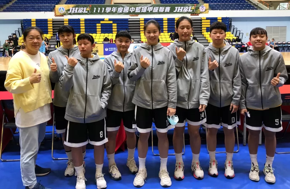 石牌教練高敏淇與最一年JHBL的國三7仙女。