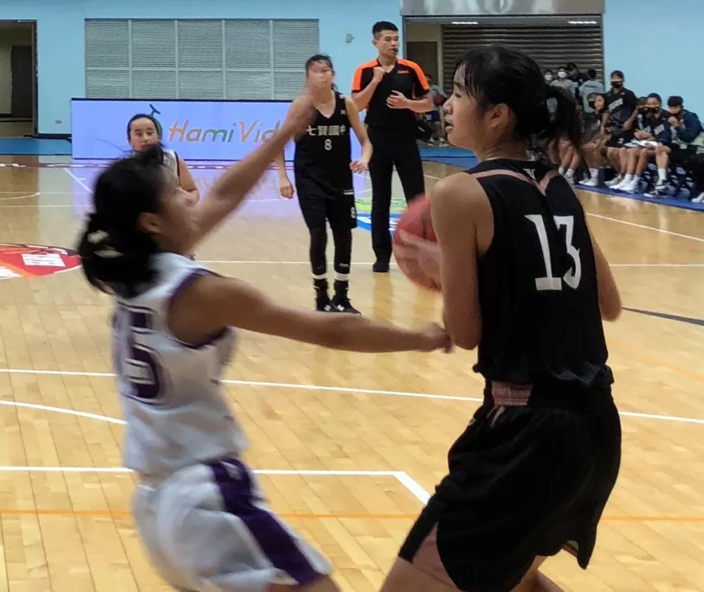 七賢180「潛力股」中鋒林芊妤（右）10分、14籃板「雙十」。