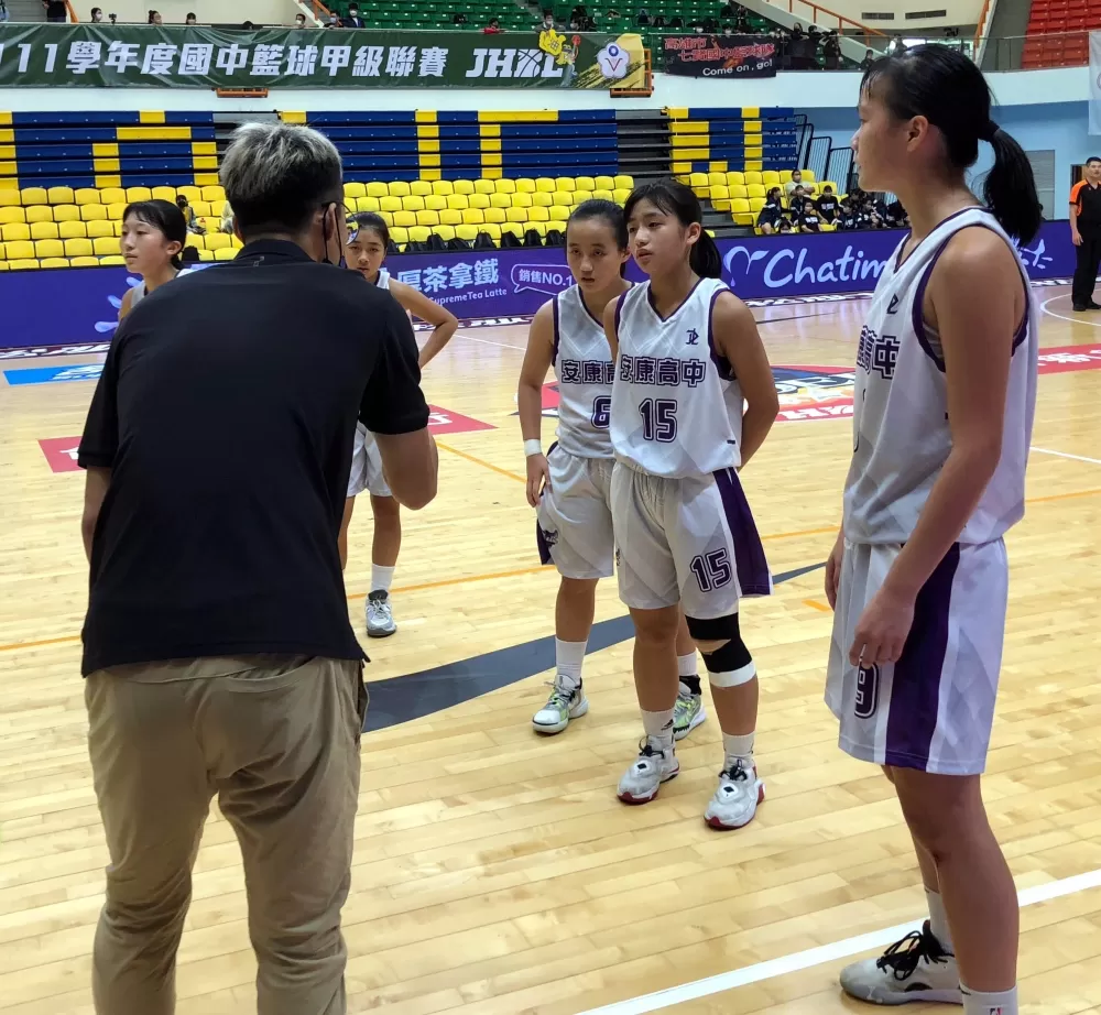 安康教練陳俊瑋耳提面命。