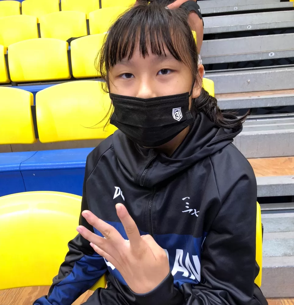 七賢大心臟國一菜鳥馬璿甯比出「四分打」手勢回報國小教練老爸。