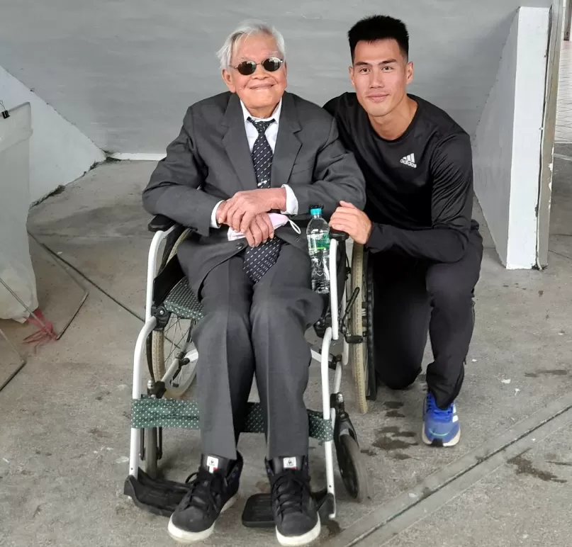 91 歲的阿公盛裝到場為楊俊瀚加油。許瑞瑜／攝影。