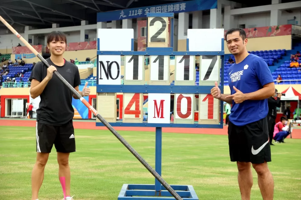 第19度飛過4公尺的沈怡如，在公開女撐竿跳紀錄全制霸。林嘉欣／攝影。