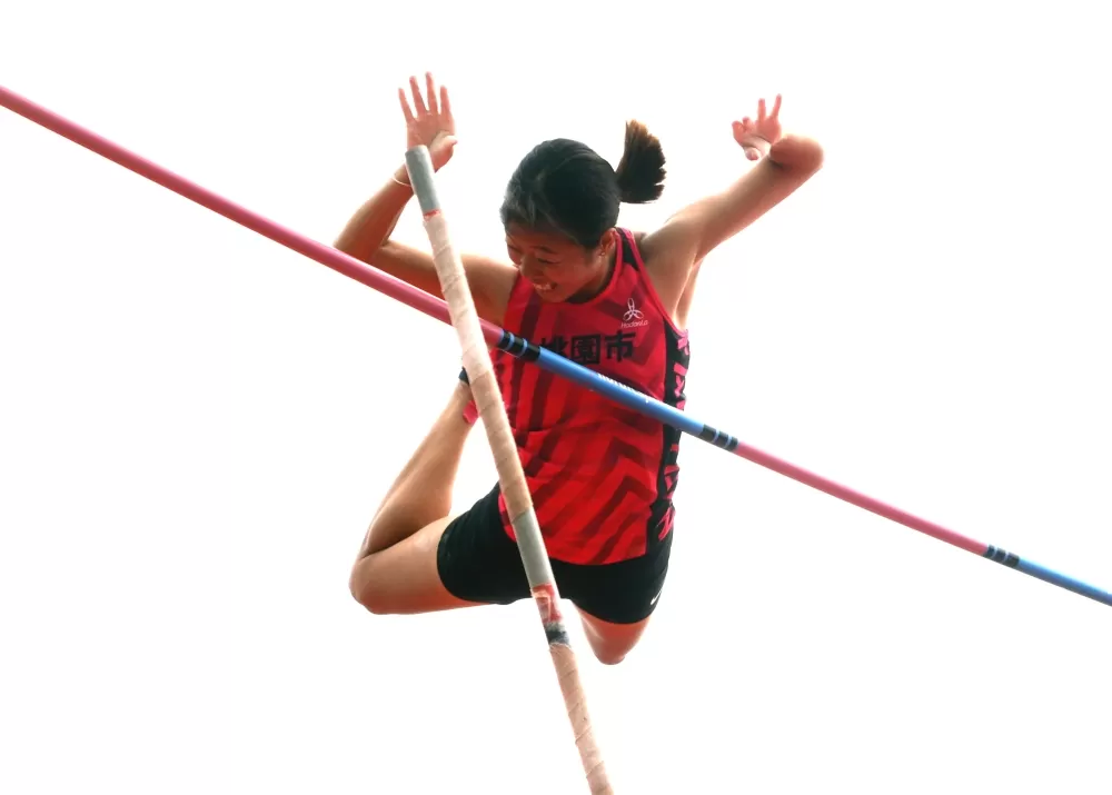 第19度飛過4公尺的沈怡如，在公開女撐竿跳紀錄全制霸。林嘉欣／攝影。