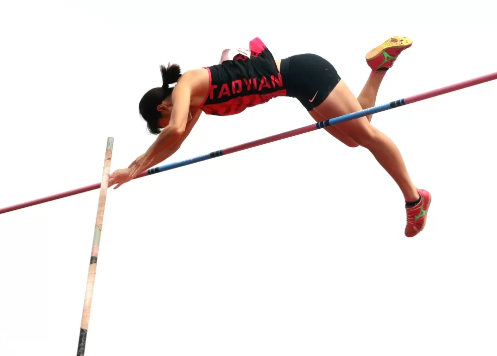 第19度飛過4公尺的沈怡如，在公開女撐竿跳紀錄全制霸。林嘉欣／攝影。