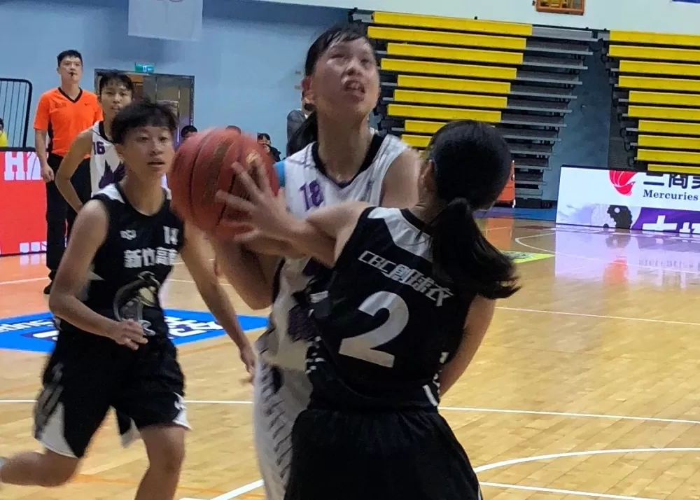輔仁蘇庭怡籃下強攻，竹商李芸儀硬不給過。