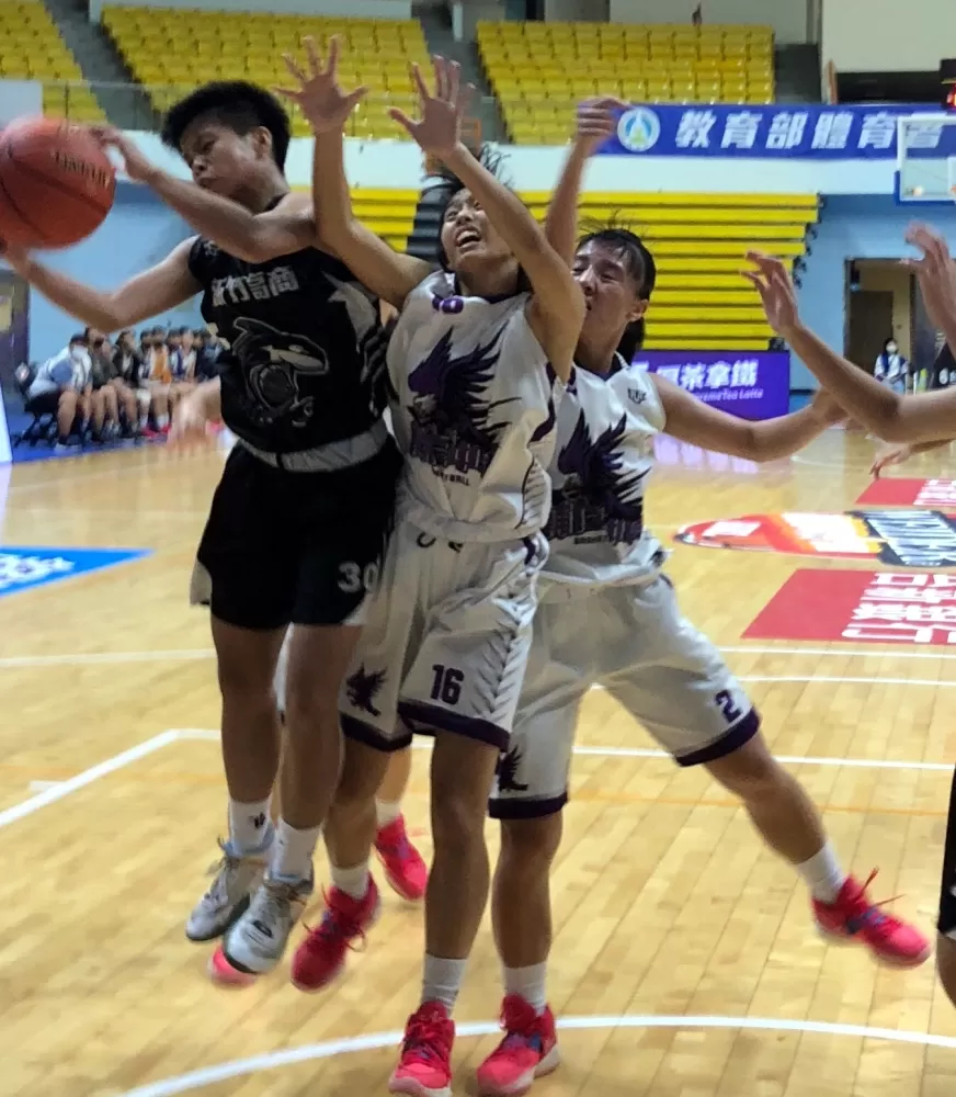 15分、14籃板「雙十」外帶7助攻全能表現的竹商廖文茹切入籃下。