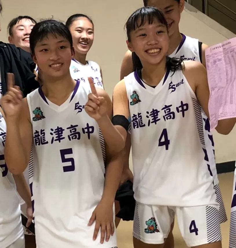 龍津「雙衛」倪韶伶（左）、賴沛函喜秀贏球的紀錄表「紅單」。