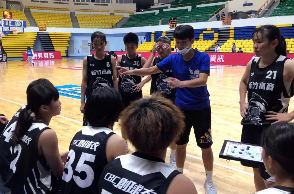 竹商教練陳姿汶面授機宜。