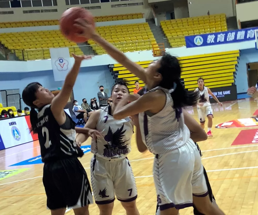 竹商、輔仁禁區攻防戰。