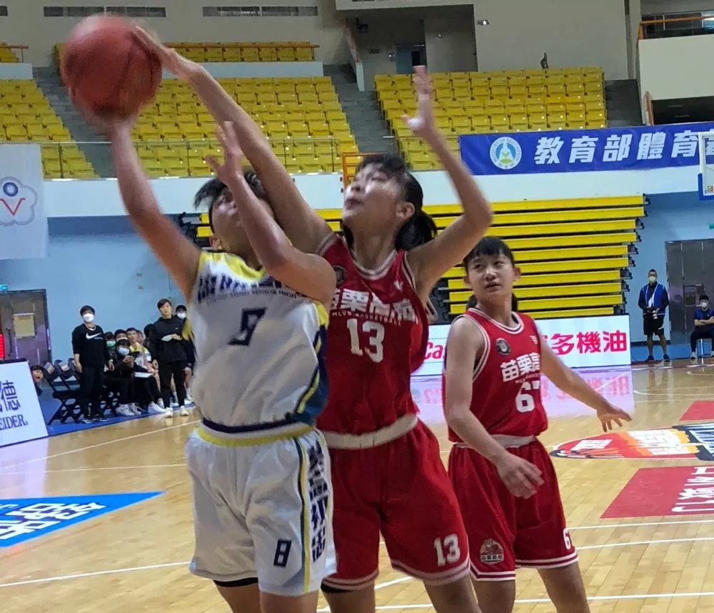 忠明葉乃禎（左）、苗商王凱蒂一攻一守。