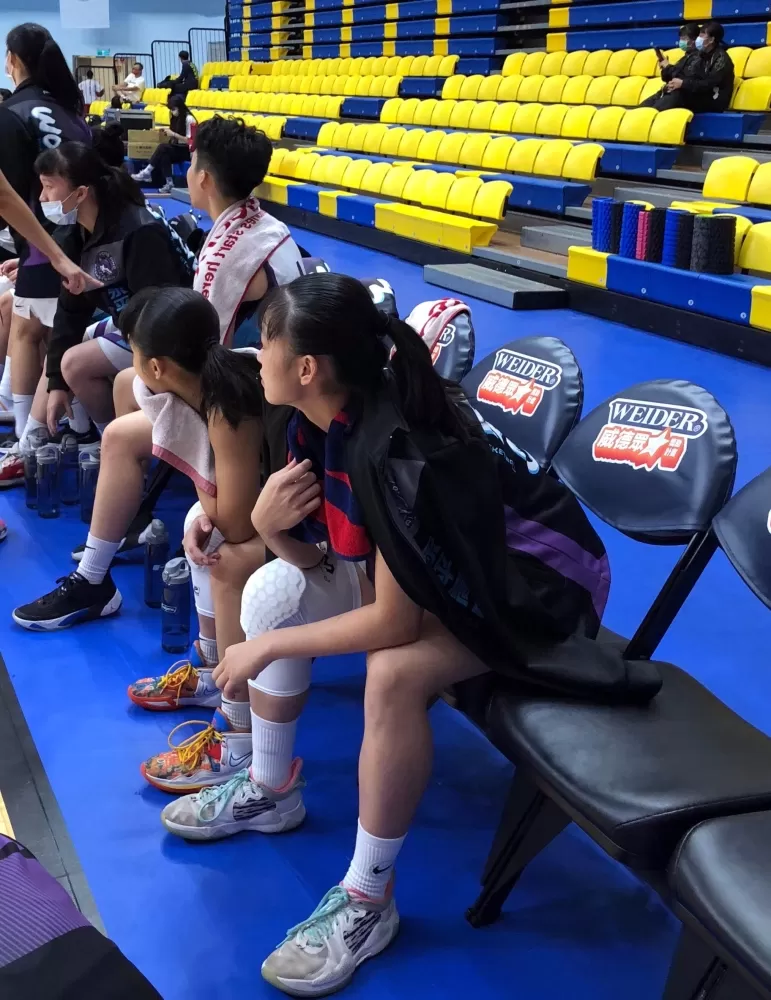 永平「一姊」黃睿昱傷退只能在板凳替隊友加油。