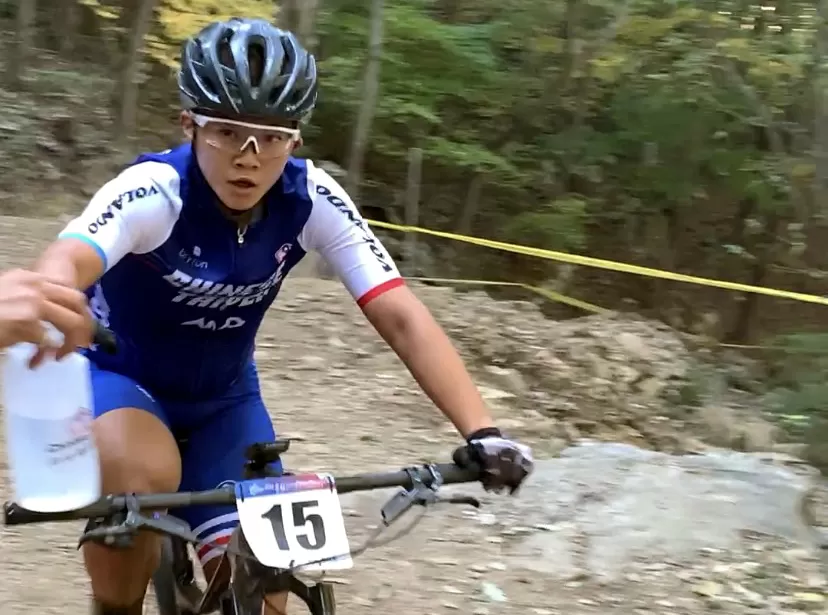 蔡雅羽比賽中補給水。黃合旬教練提供。