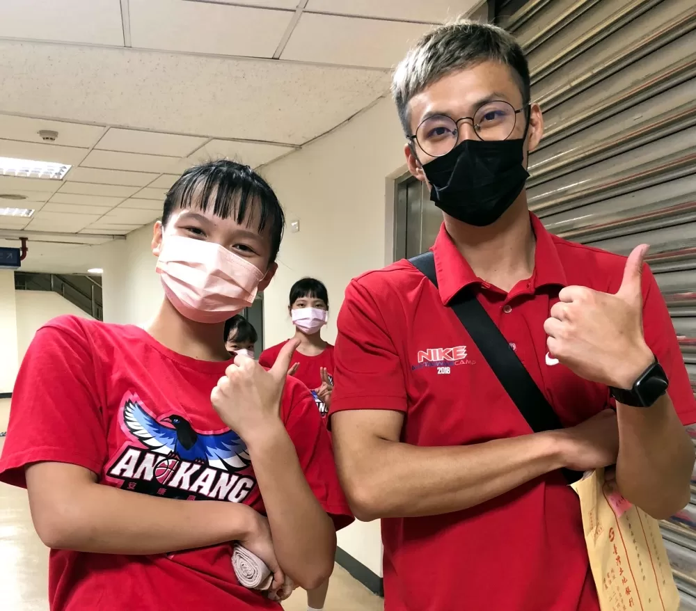 掌安康兵符第2年的教練陳俊瑋與第一戰將蘇穎聯手開胡。