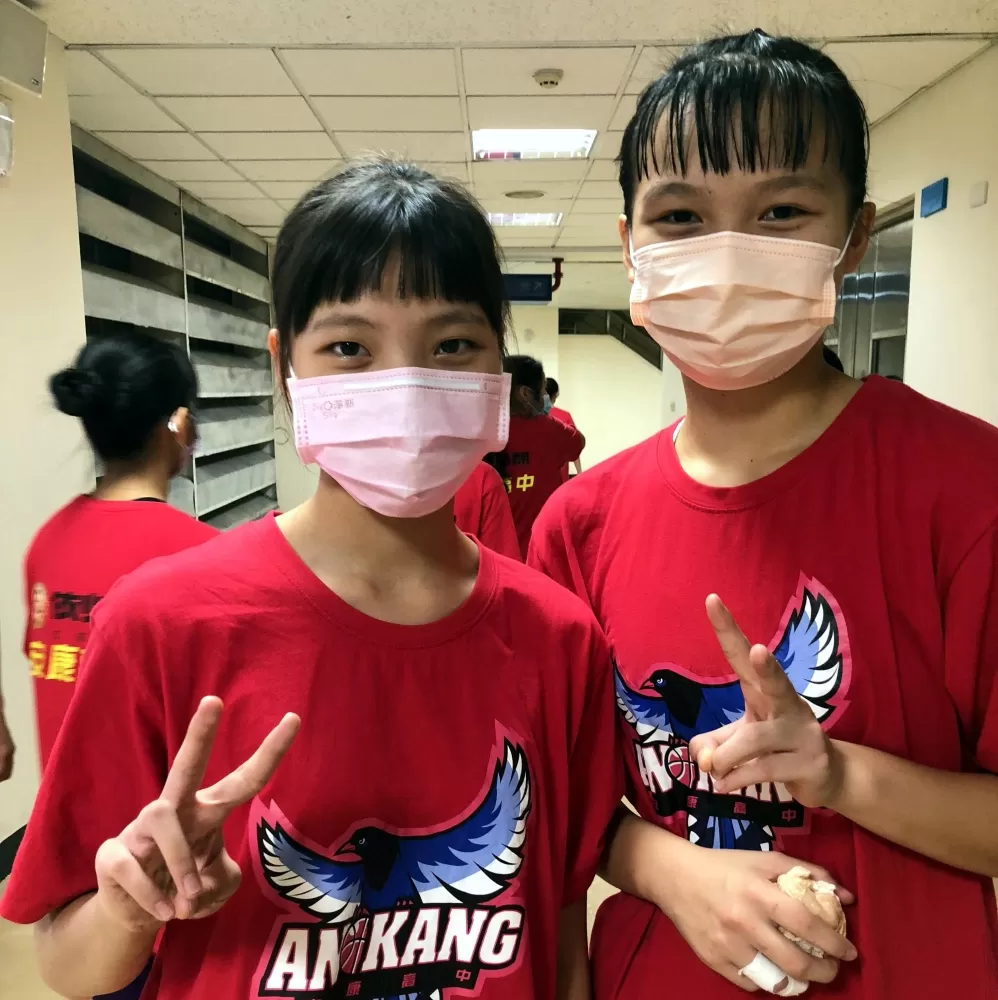 傷兵麻吉游軒榕（左）台北趕來花蓮探班，安康「一姊」蘇穎復活領軍首勝。