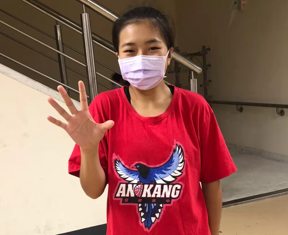 安康「鐵三角」射手董佳樺飆進5記三分彈比出「5」手勢。