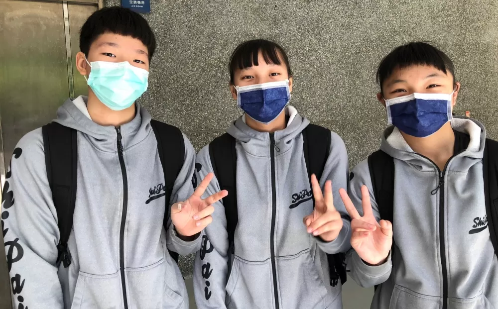 石牌後場衛衛組合黃柔瑄、李若亞、游品安合秀一記絕妙背後傳球。