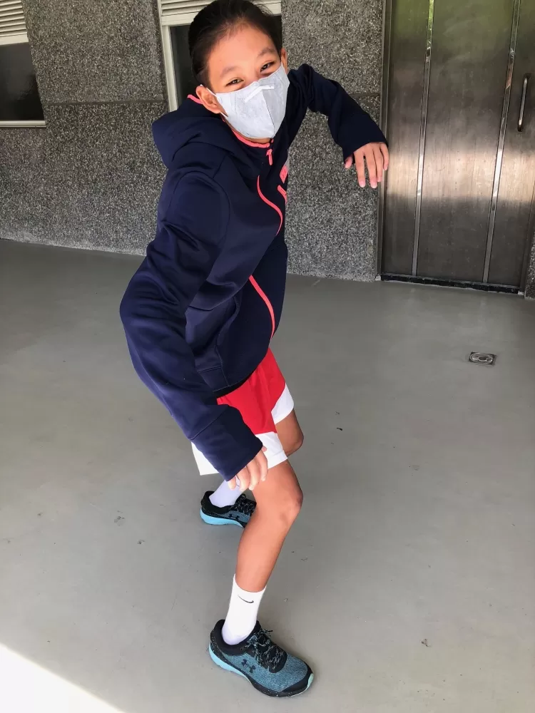 已衝浪4年的劉恩妮，旱地示範衝浪姿勢。