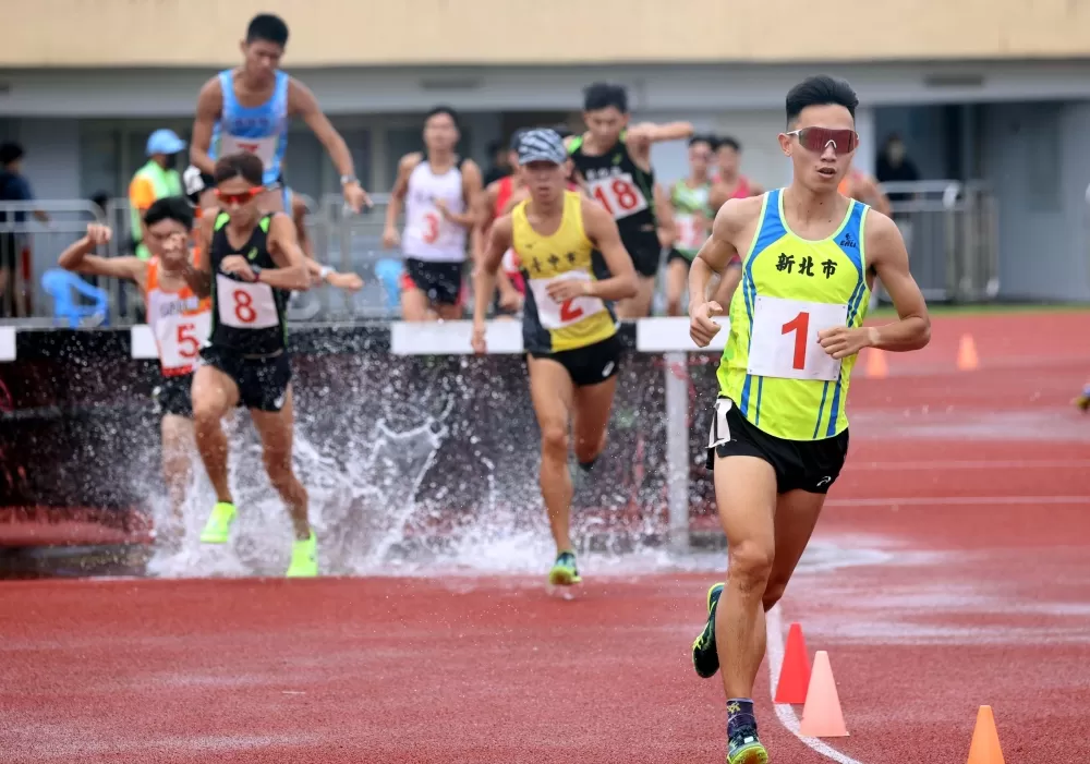 破懸20年3000障紀錄的曾廷瑋（前）要制霸六大賽。林嘉欣／攝影。