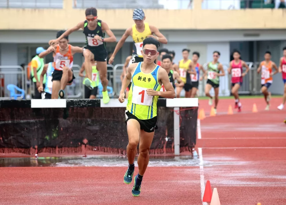 破懸20年3000障紀錄的曾廷瑋（前）要制霸六大賽。林嘉欣／攝影。