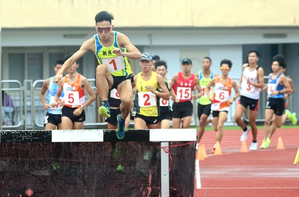 破懸20年3000障紀錄的曾廷瑋（前）要制霸六大賽。林嘉欣／攝影。