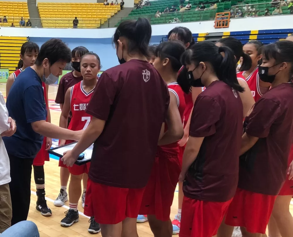 七賢教練唐敏華面授機宜。