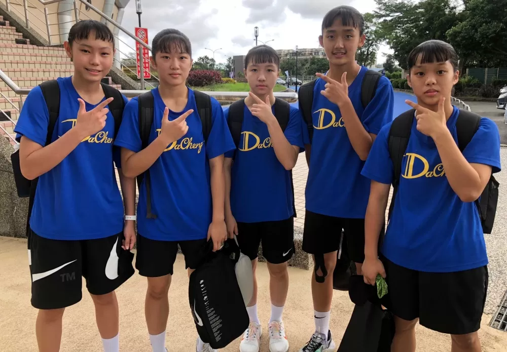 狂飆新高27分的謝依臻（右）與「忠貞幫」的大成另4先發已融為一體。