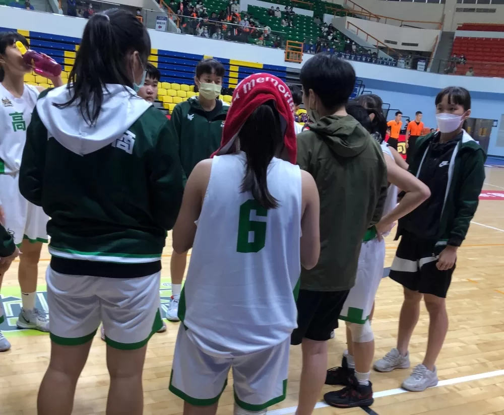 高苑教練翟詣雯耳提面命。