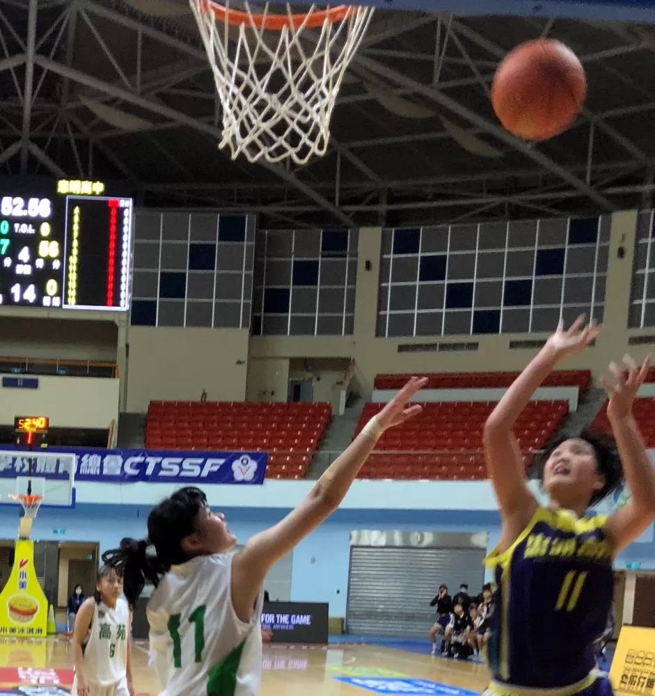 忠明鍾芮涵（右）切入拋射。