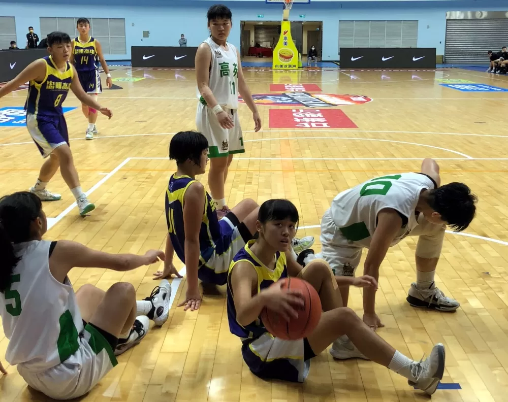 忠明、高苑爭地板球人仰馬翻。