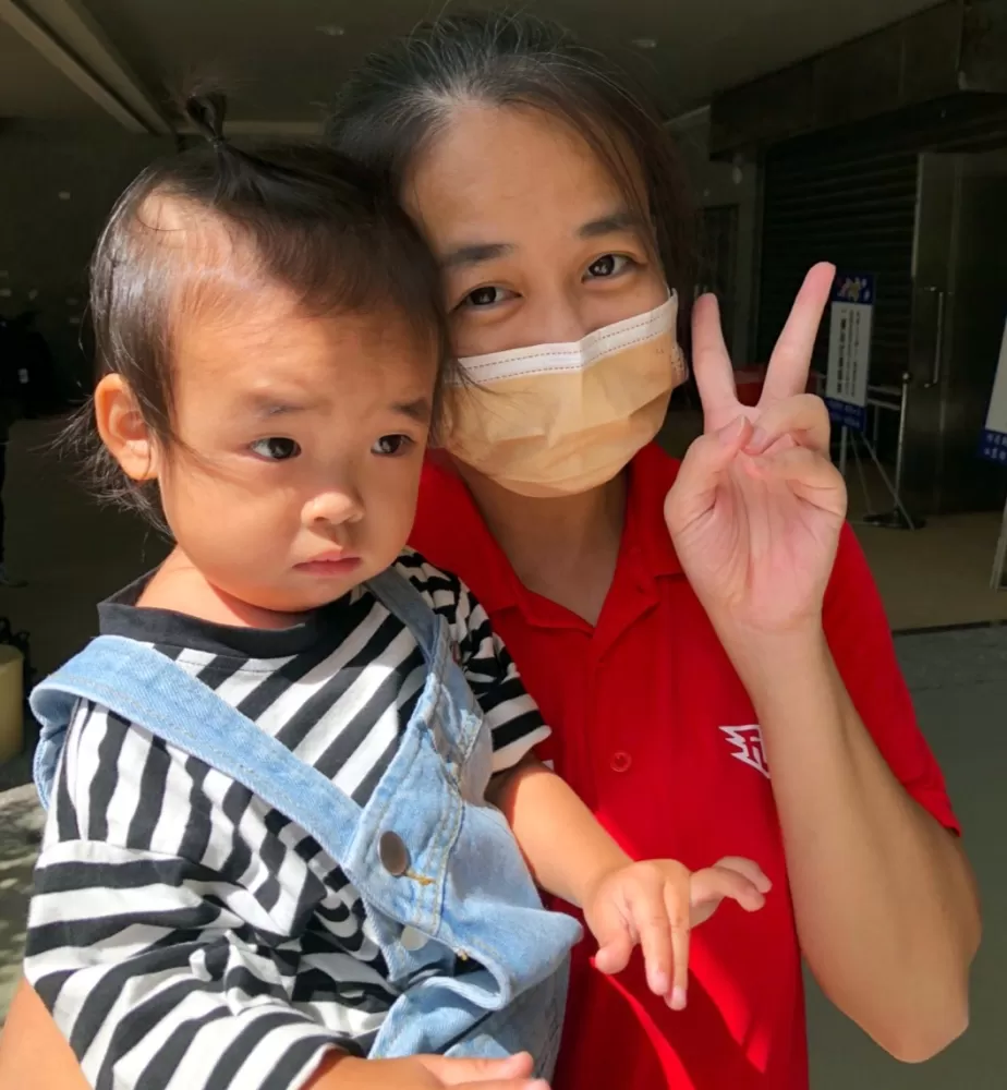 鹽埔女籃教練黃巧凌與從小耳濡目染的2歲寶貝女兒。