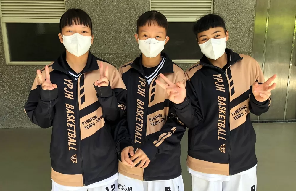 鹽埔來自僑德國小的余芷璇（左起）、柳慈萱、楊臻。