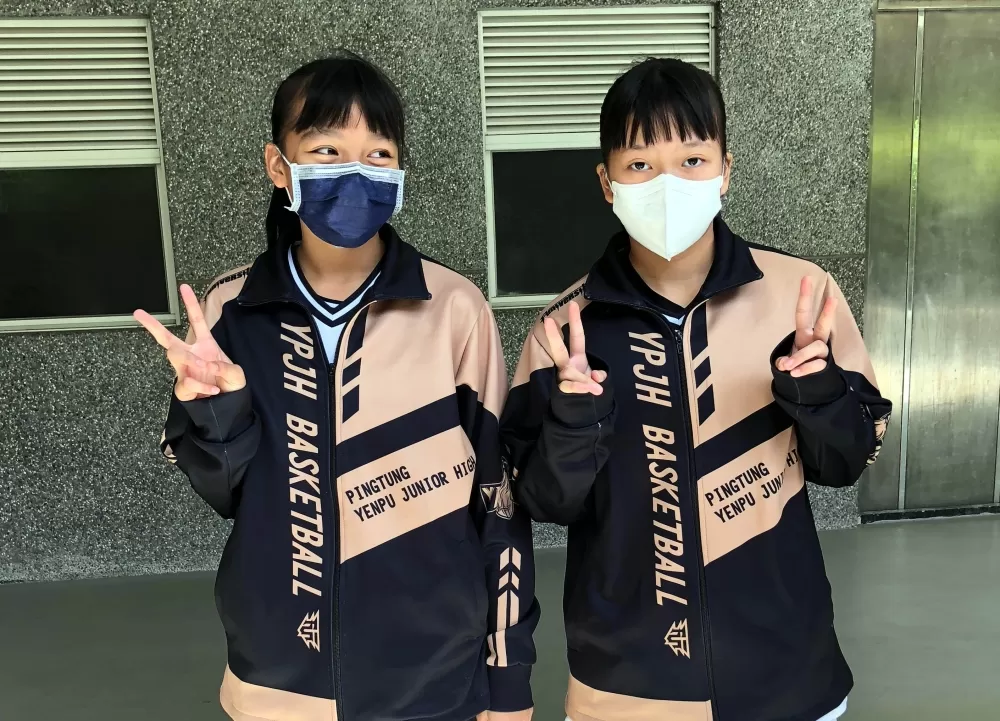 鹽埔2枚國一菜鳥洪佩真（左）、余芷璇。